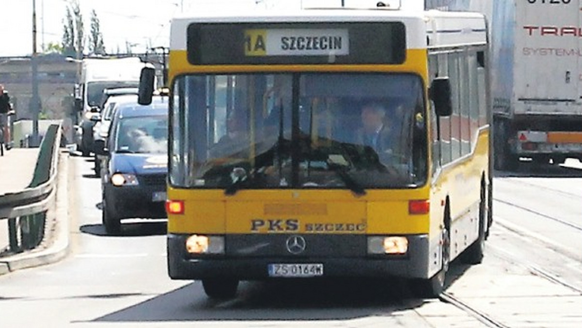 "MMSzczecin": Kierowcy autobusów narzekają, że muszą łamać przepisy, zjeżdżając z mostu Długiego w tzw. "agrafkę", która umożliwia skręt w kierunku dworca.