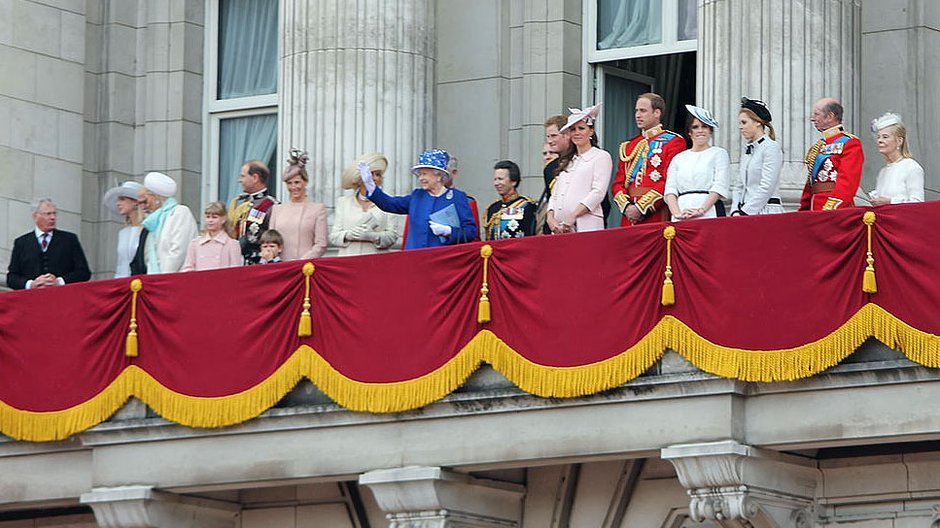 Brytyjska rodzina królewska na balkonie pałacu Buckingham w 2013 roku