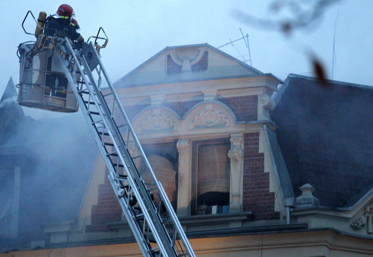 Strażacy dogaszają pożar kamienicy w Katowicach