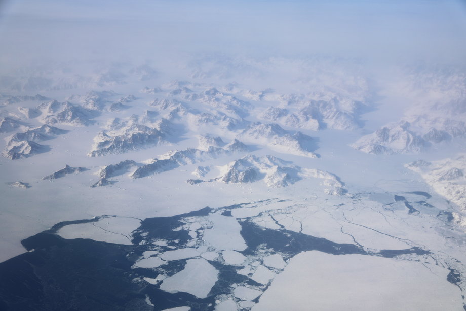 Skruszony lód na morzu widziany z okna samolotu badawczego NASA nad wschodnim wybrzeżem Grenlandii.