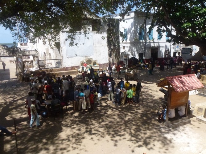 Na centralnym rynku w mieście od świtu do nocy mieszkańcy grają w gry planszowe.