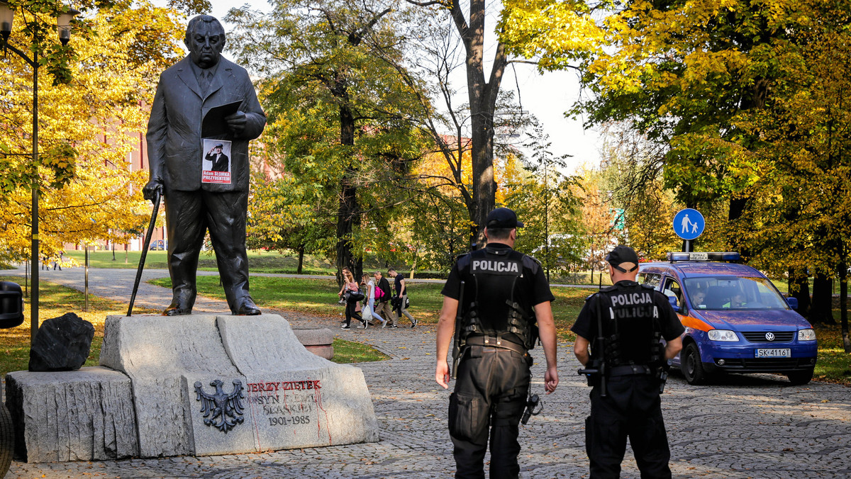 Katowice: Wiec na prezydenta Katowic. Uszkodzony pomnik Ziętka