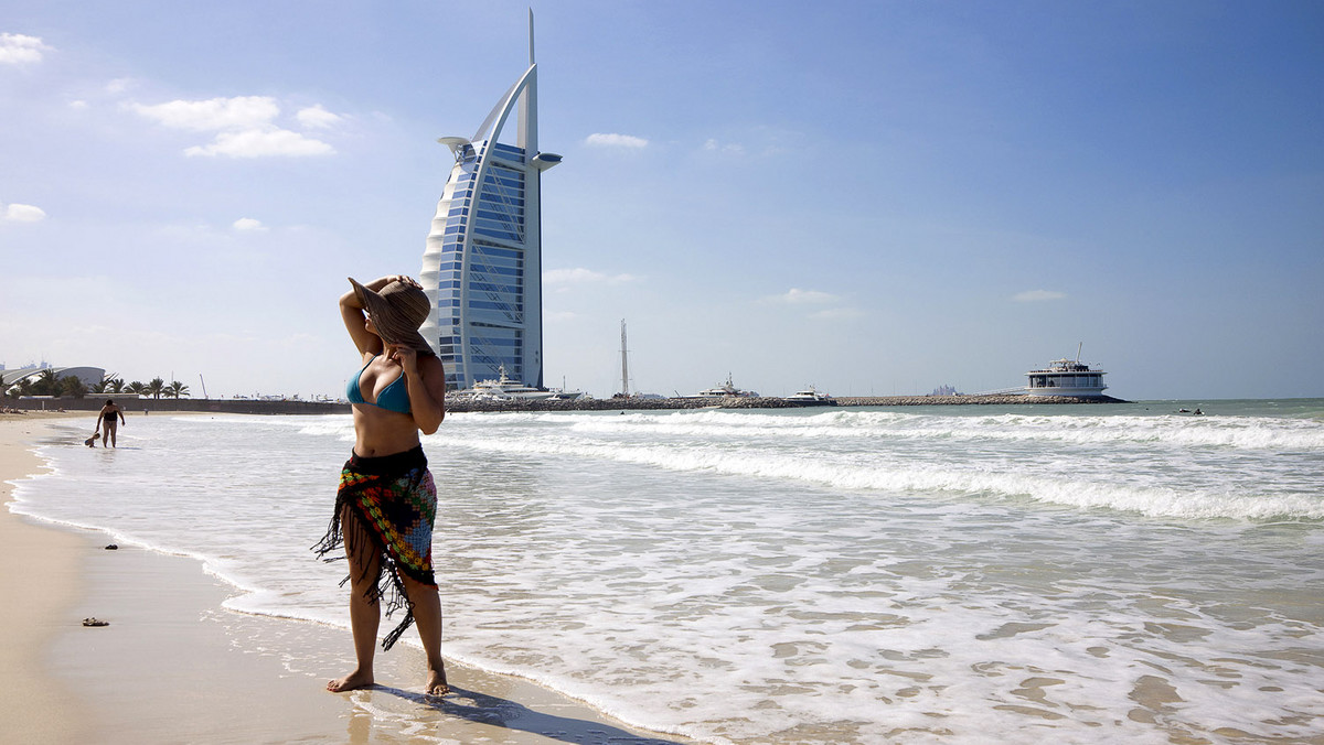 Dubaj staje się bardziej przyjazny dla kobiet. Od 21 kwietnia zwiększona została liczba plaż oraz dni tygodnia, w której plaże dostępne są tylko dla kobiet. W wyznaczone dni wstępu nie będą tam miały osoby płci męskiej powyżej czwartego roku życia.