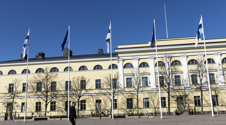 Helsinkiben felvonták az Észak-atlanti Szerződés Szervezetének (NATO) kék-fehér lobogóit / Fotó: MTI EPA