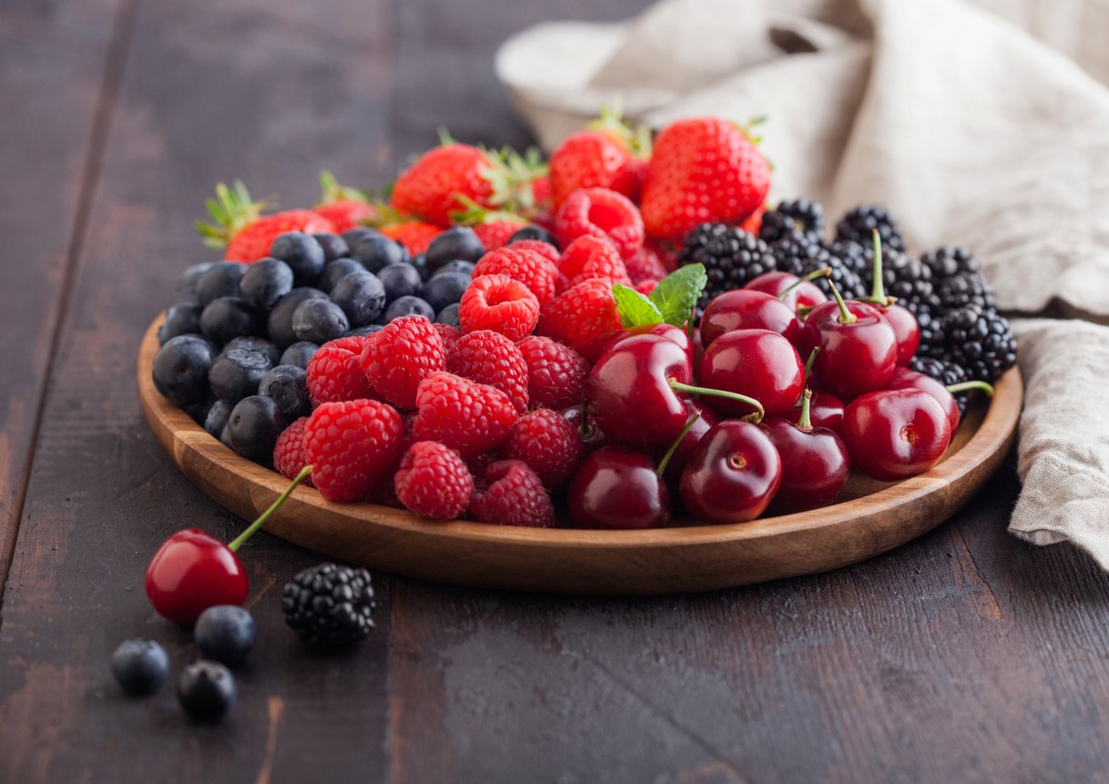 Tmavé bobuľové ovocie, ako sú čučoriedky, maliny či černice, je bohaté na flavonoidy a ďalšie rastlinné látky, ktoré sa skúmajú v súvislosti so zdravím mozgu a zdravým starnutím. (Ilustračný obrázok)