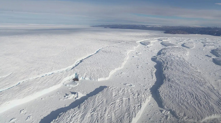 Az észak-grönlandi jégmezőkön egyre gyorsabb az olvadás, ami a tengerszint emelkedését is fokozza. Hatalmas veszélynek vagyunk kitéve. / Fotó: Romain Millan/CNRS