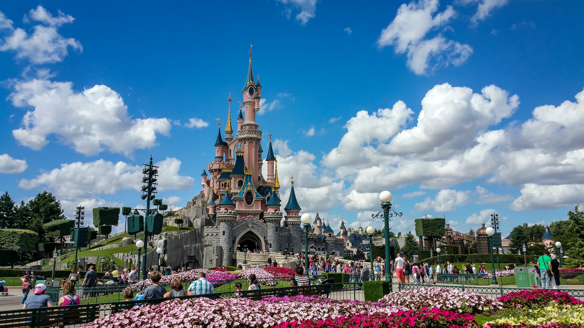 Disneyland Paris je najznámejším zábavným parkom v rebríčku, no za jeho popularitu si návštevníci výrazne priplatia.