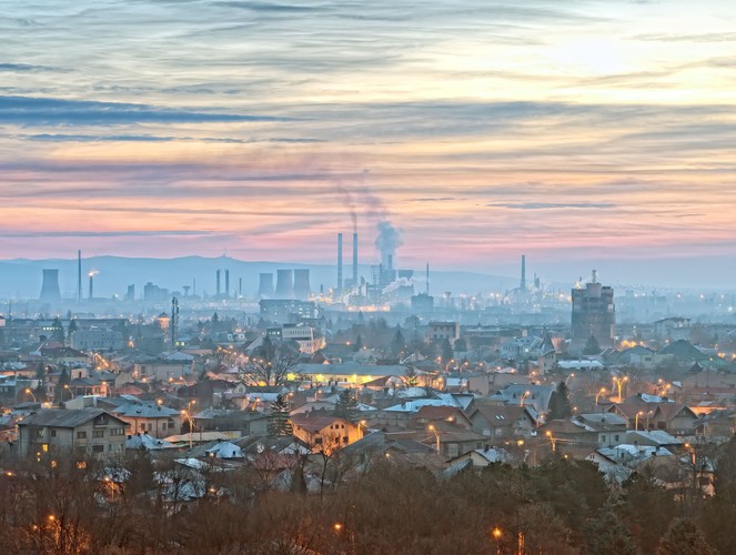 9. Muntenia Południowa w Rumunii (Sud-Mauntenia) – PKB na głowę w tym regionie wynosił 9 500 euro w PPS. To zaledwie 39 proc. średniej dla UE. Stolicą regionu jest Călăraşi, a największym miastem - Ploiești, dziewiąte najbardziej zaludnione miasto w Rumunii. Ploiești znane jest ze stosunkowo mocno rozwiniętego sektora rafineryjnego. Na zdjęciu: Ploiesti - największe miasto regionu.