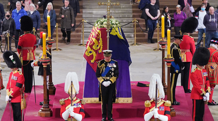 15 percen keresztül tisztelegtek II. Erzsébet királynő gyermekei a koporsó mellett. / Fotó: Northfoto