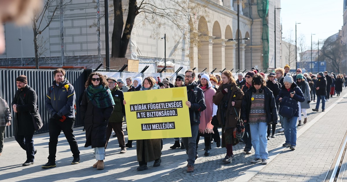 Ilyen még soha nem történt Magyarországon! Utcára vonultak az igazságszolgáltatás bírái, így zajlik a tüntetés a Kossuth téren