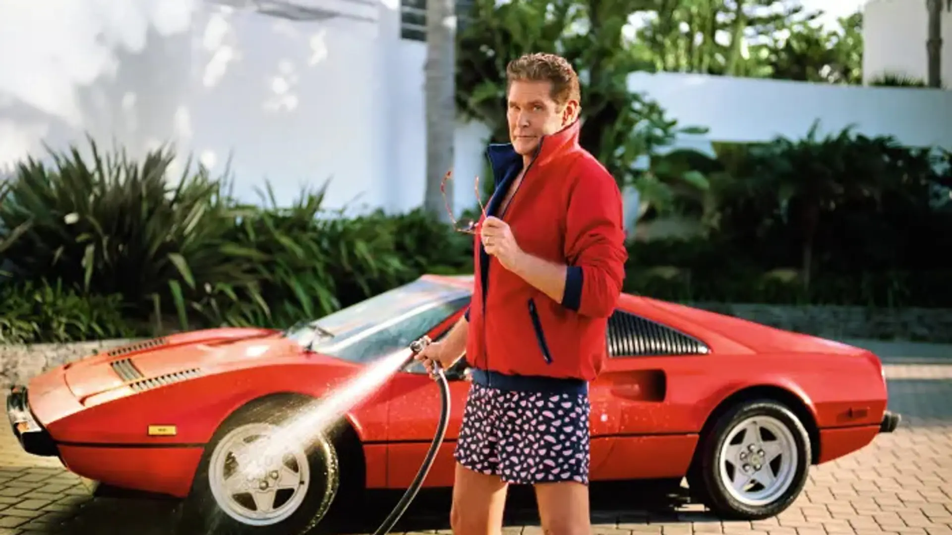 Hasselhoff nosi skarpety i klapki w nowej reklamie "Happy Socks"