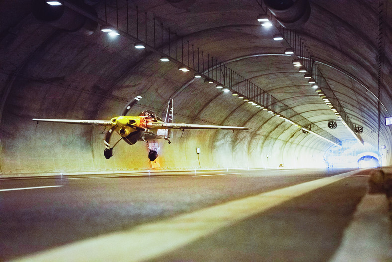 Samolot w tunelu