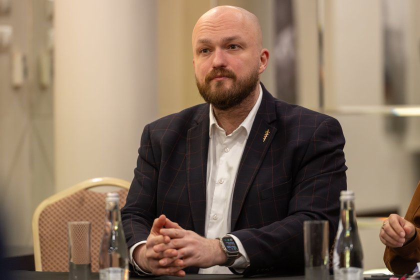 Zdjęcie posła Konfederacji krąży w sieci. Witold Tumanowicz odpowiada ...