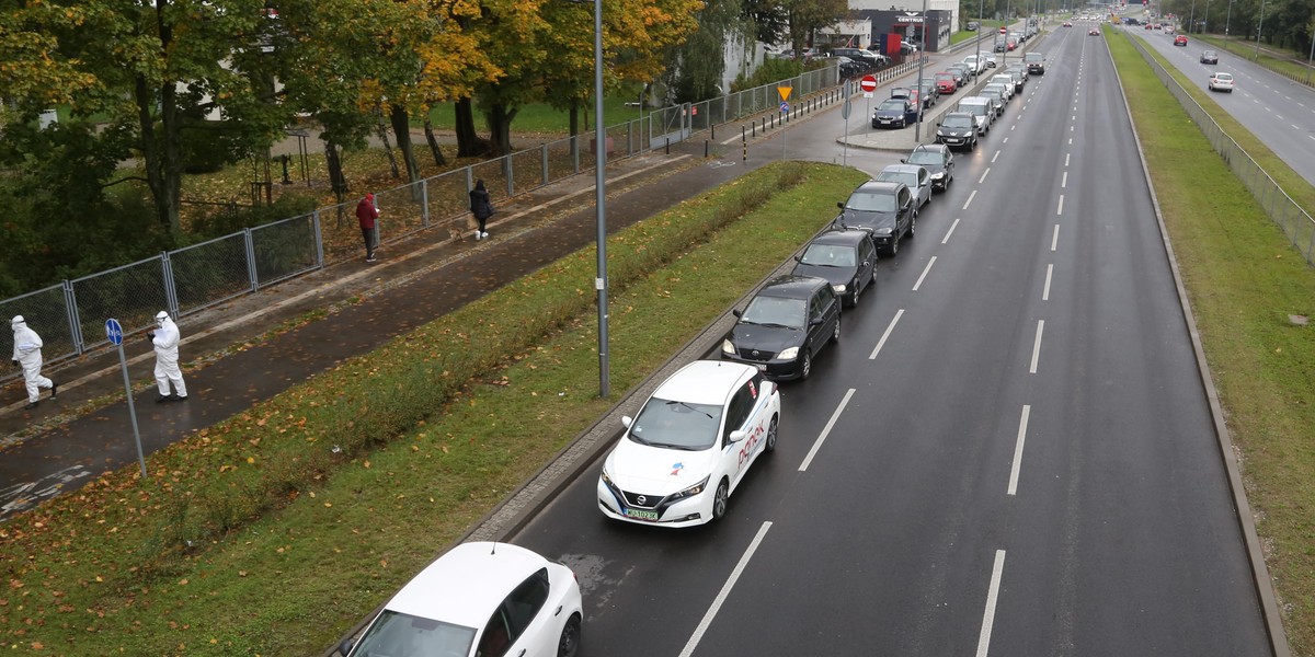 Gigantyczna kolejka w Warszawie. Kierowcy czekają na zrobienie testu