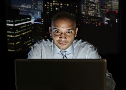 Stało się! Polacy "wyszli z domu" z oglądaniem pornografii...