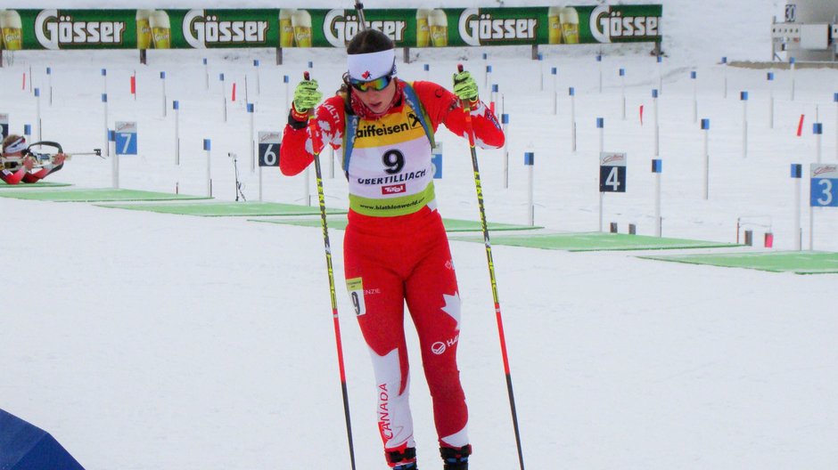 Megan Bankes podczas zawodów Pucharu IBU w Obertilliach