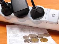 Polacy dostaną zwrot za prąd także w 2024 roku. Jakie warunki trzeba spełnić?