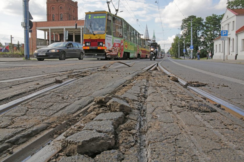 W Łodzi tramwaj się wykoleił. Piotrkowska bez komunikacji.