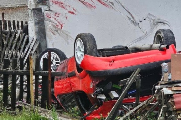 (FOTO, VIDEO) OGROMNOM BRZINOM ULETEO U DVORIŠTE, PA SE ZAKUCAO U KUĆU! Isplivao snimak jezive nesreće u Novoj Varoši: Sumnja se da su se trkali