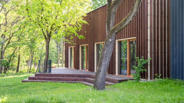 Na terenie Centrum Edukacji Ekologicznej powstały placyki rekreacyjne połączone ścieżkami z mineralną nawierzchnią.