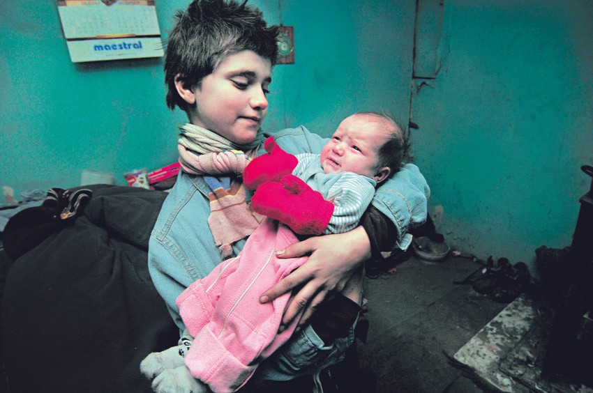 Bebu Zoranu povijaju pelenama sa otpada