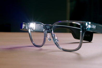 Stworzyli okulary ze sztuczną inteligencją. Mówią, co widać przed nimi