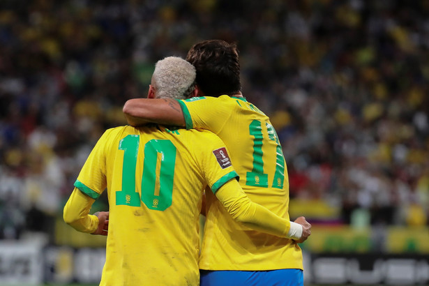 Brazylijczycy Neymar (L) i Lucas Paqueta (P) cieszący się z gola tego drugiego przeciwko Kolumbii