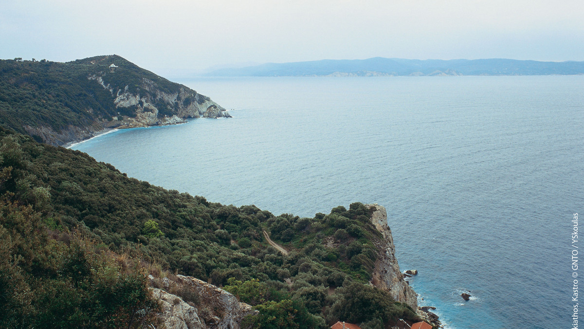 Skiathos, najbardziej kosmopolityczna z wysp archipelagu Sporad Północnych, to prawdziwy raj na ziemi, z bujnymi lasami piniowymi i krystalicznie czystymi, lazurowymi wodami. Pomimo szybkiego rozwoju turystyki w ostatnich dziesięcioleciach, wyspa zachowała swój malowniczy, dziewiczy charakter, czego namacalnym dowodem jest ponad 60 wyjątkowo pięknych i czystych plaż.