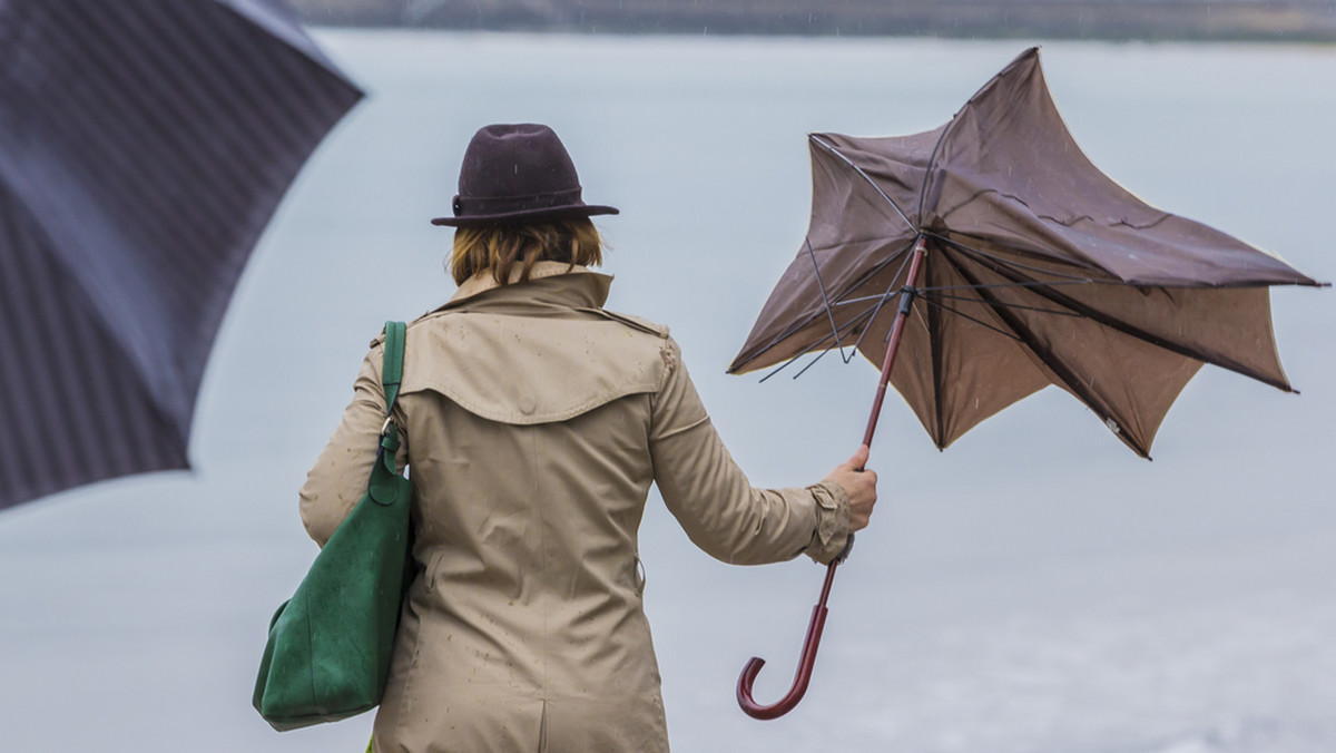 Instytut Meteorologii i Gospodarki Wodnej wydał dla województwa pomorskiego ostrzeżenie pierwszego stopnia o silnym wietrze, a także o sztormie. W nocy prawie w całym kraju będzie padał śnieg. W całej Polsce słupki rtęci pokażą ujemne temperatury.