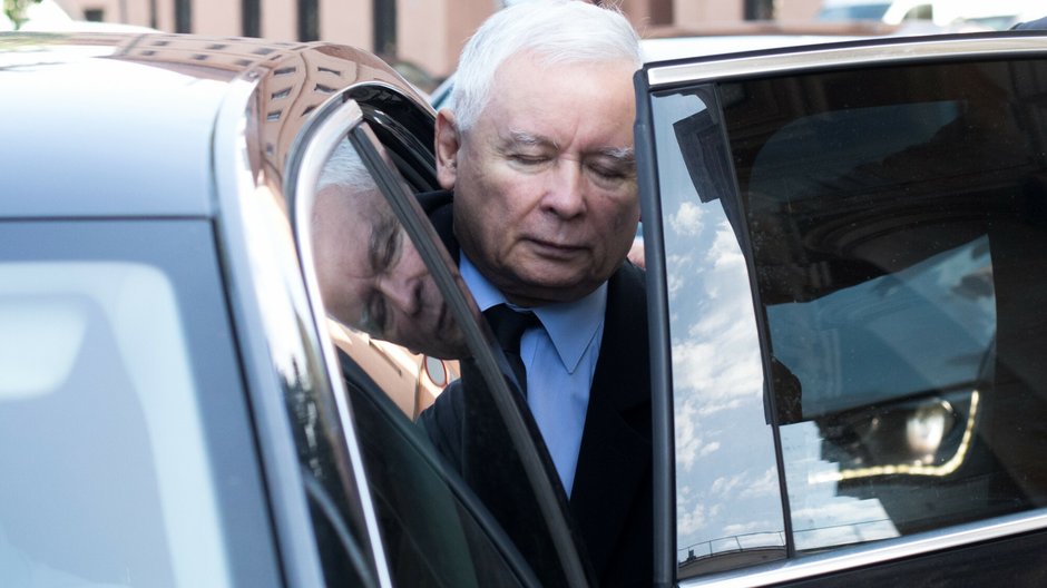 Jarosław Kaczyński wsiadający do limuzyny podczas 110. miesięcznicy smoleńskiej