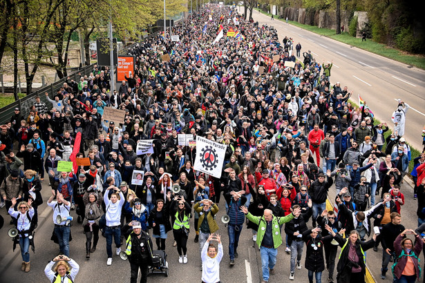 Protest koronasceptyków w Stuttgarcie