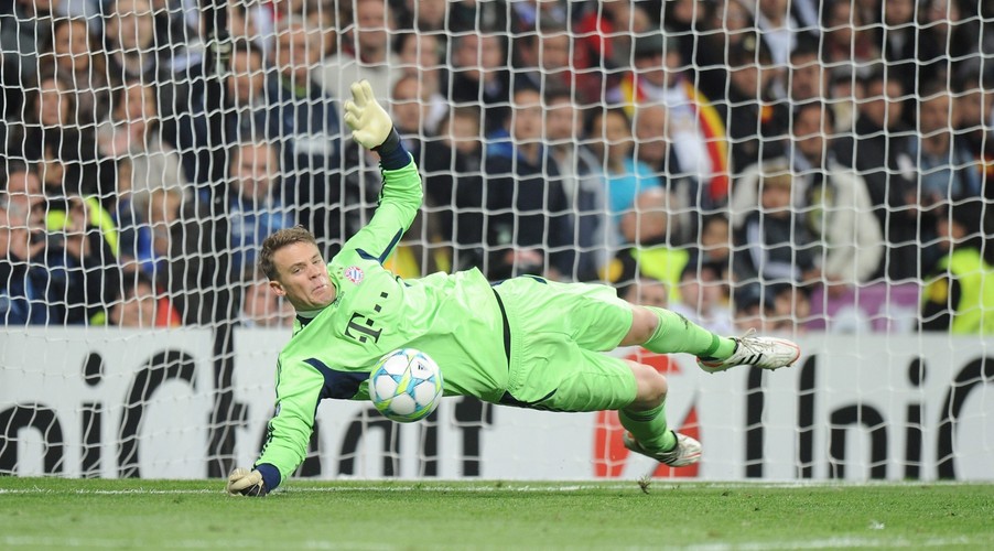 Bramkarz Bayerny Manuel Neuer broni rzut karny w półfinale Ligi Mistrzów
