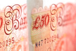 Plastikowe funty wyprą papierowe banknoty?