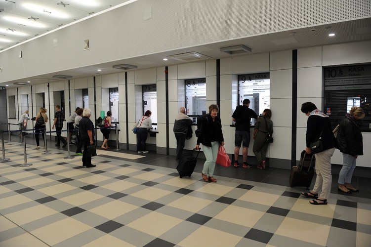 Za tę kwotę, w nowym budynku powstało 10 kas biletowych, 2 biletomaty, toalety, poczekalnie, ruchome schody, windy i punkt dla opiekuna z dzieckiem. <br><br>fot. (ukit) PAP/Marcin Bielecki