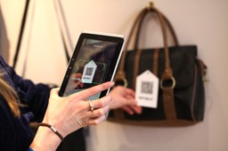 Zakodowanej reklamy nie zrozumiesz bez swojej komórki