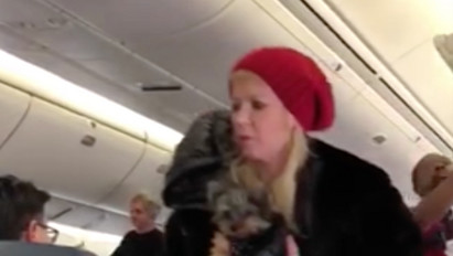 Ritka gáz, amit mindenki előtt művelt a repülőgépen a híres színésznő – videó