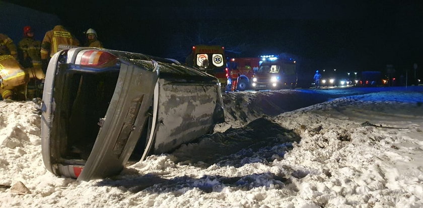 19-latek przewoził w aucie cielaka i dwie pasażerki, spowodował wypadek. Nietypowe zdarzenie pod Łosicami