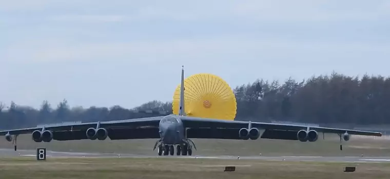 Niesamowite lądowanie bombowca B-52 przy silnym wietrze. Jest nagranie