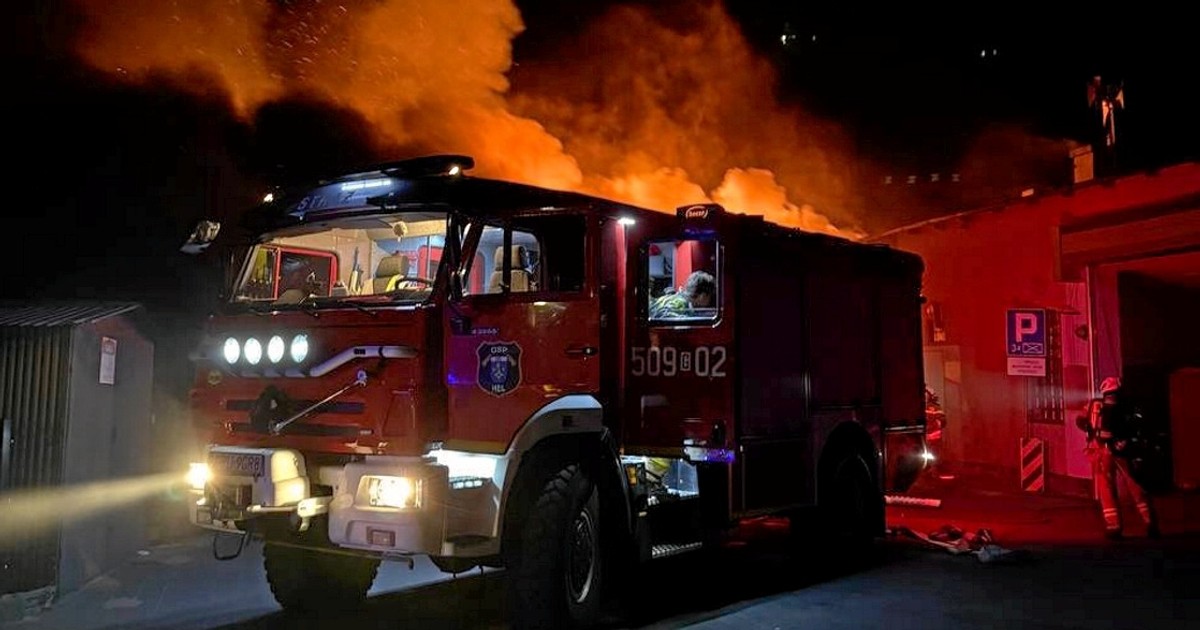 Mężczyzna był uwięziony. W mieszkaniu wybuch pożar