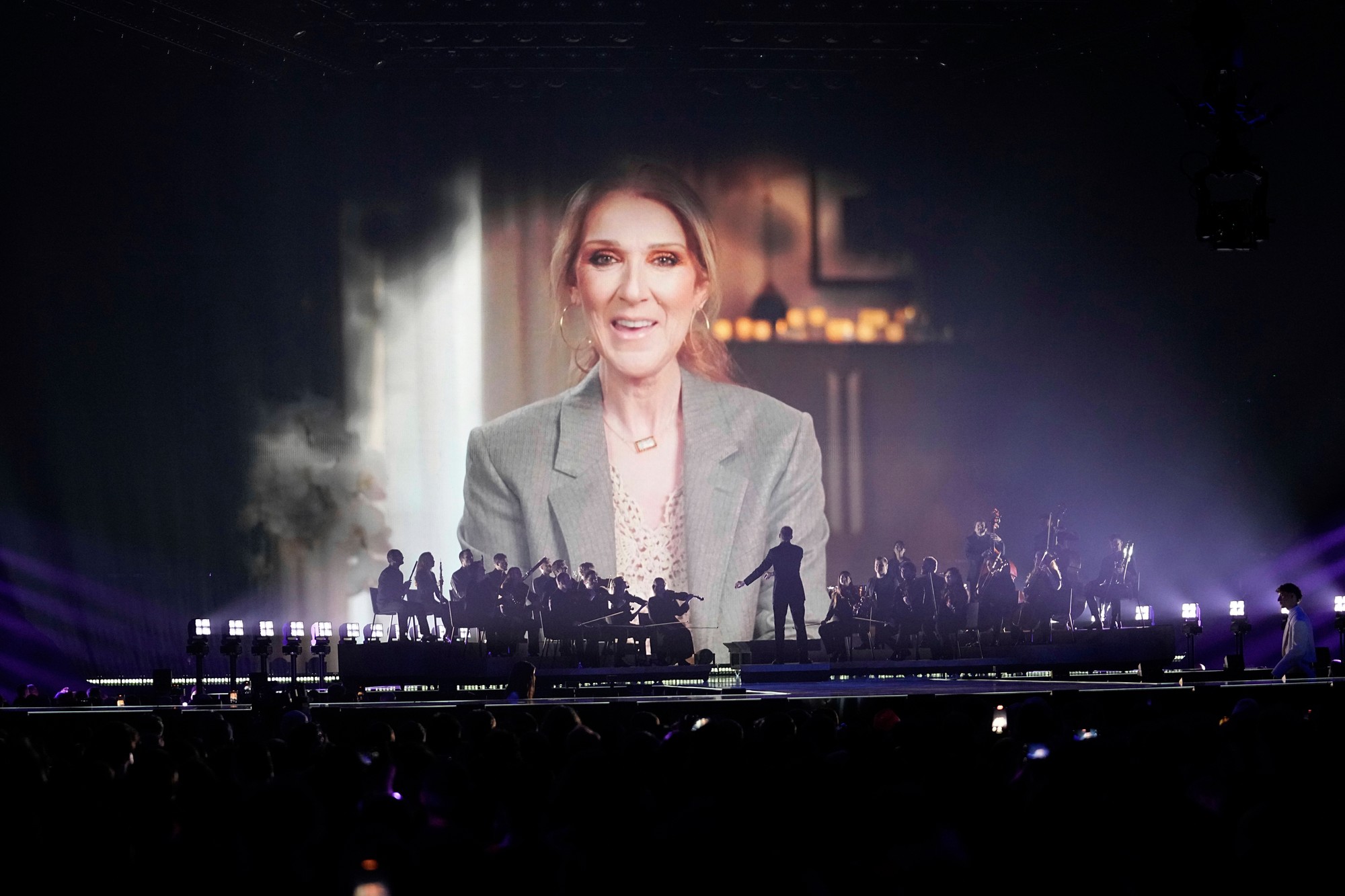 69. ročník piesňovej súťaže Eurovízia 2025: Bývalá víťazka pesničkovej súťaže Eurovízia Celine Dion hovorí vo vopred nahranom videoposolstve počas prvého semifinále.