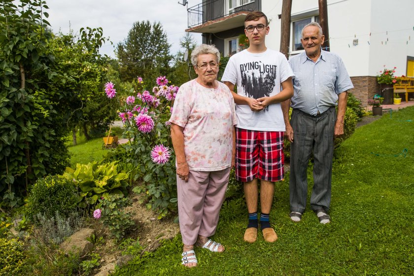 Szymona w chorobie wspierali dziadkowie Wanda (73 l.) i Henryk (80 l.) Urzędowscy