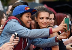 Perfekcyjna stylizacja Emily Ratajkowski z czerwonego dywanu w Londynie