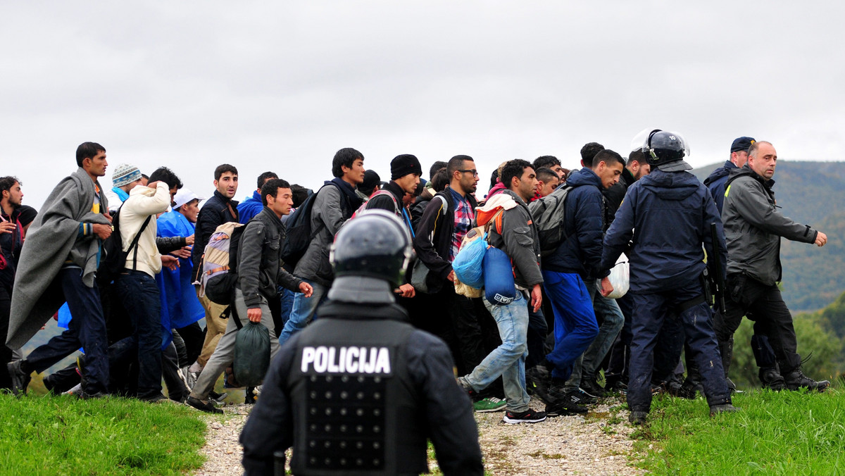 Chorwacja rozważa wybudowanie ogrodzenia na swoich granicach. - Zalała nas fala migrantów i coraz trudniej jest poradzić sobie z całym tłumem ludzi - powiedziała w dzisiejszym wywiadzie dla CNBC chorwacka prezydent Kolinda Grabar-Kitarović. Zdaniem policji w ciągu ostatniego miesiąca przybyło tam ponad 200 tys. migrantów.