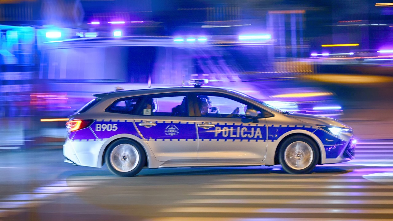 Pościg za pijanym kierowcą w Warszawie. Potrącił policjanta i uszkodził trzy radiowozy