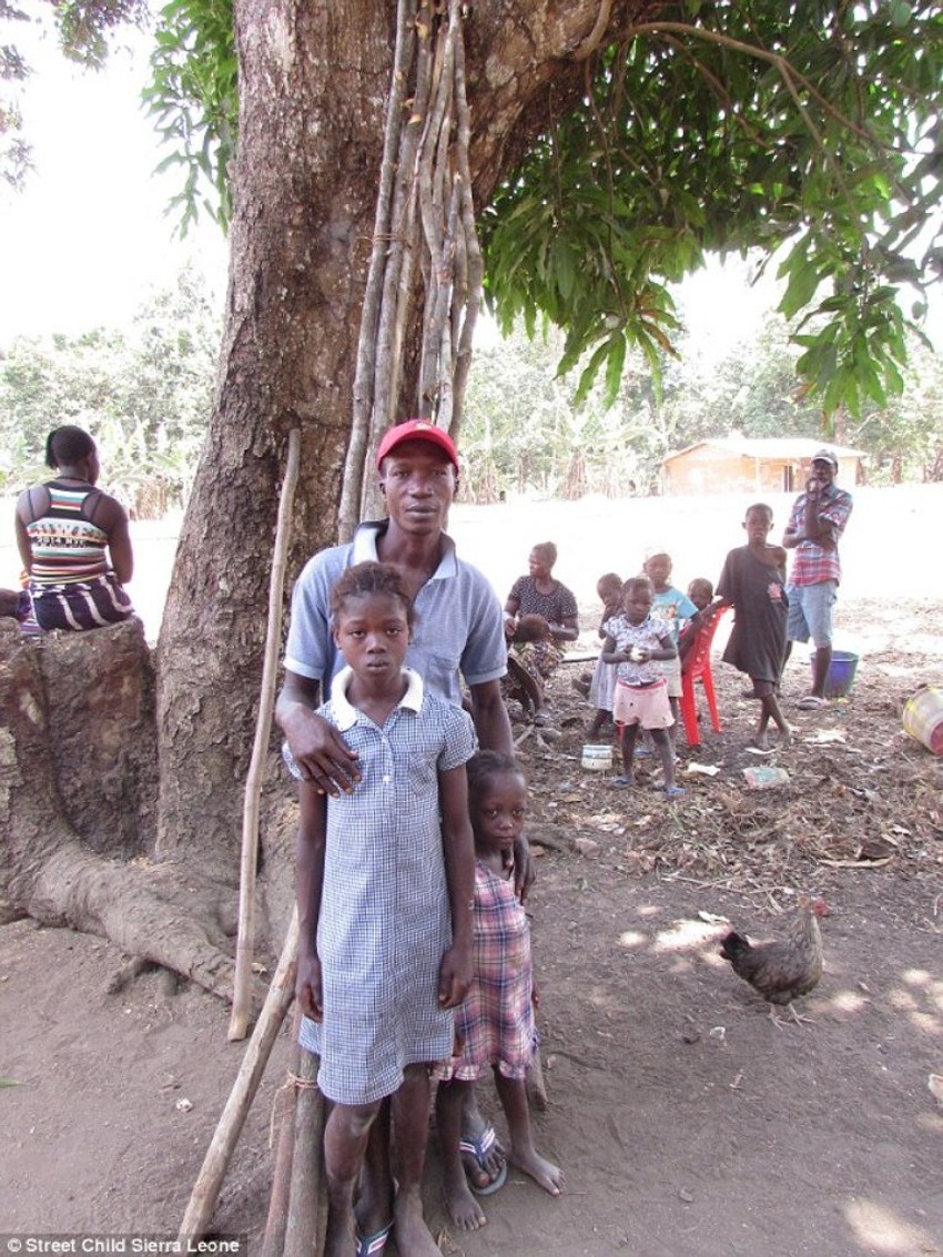 Fatmata i Džejn pate od simptoma pothranjenosti. Stric seče i prodaje drva