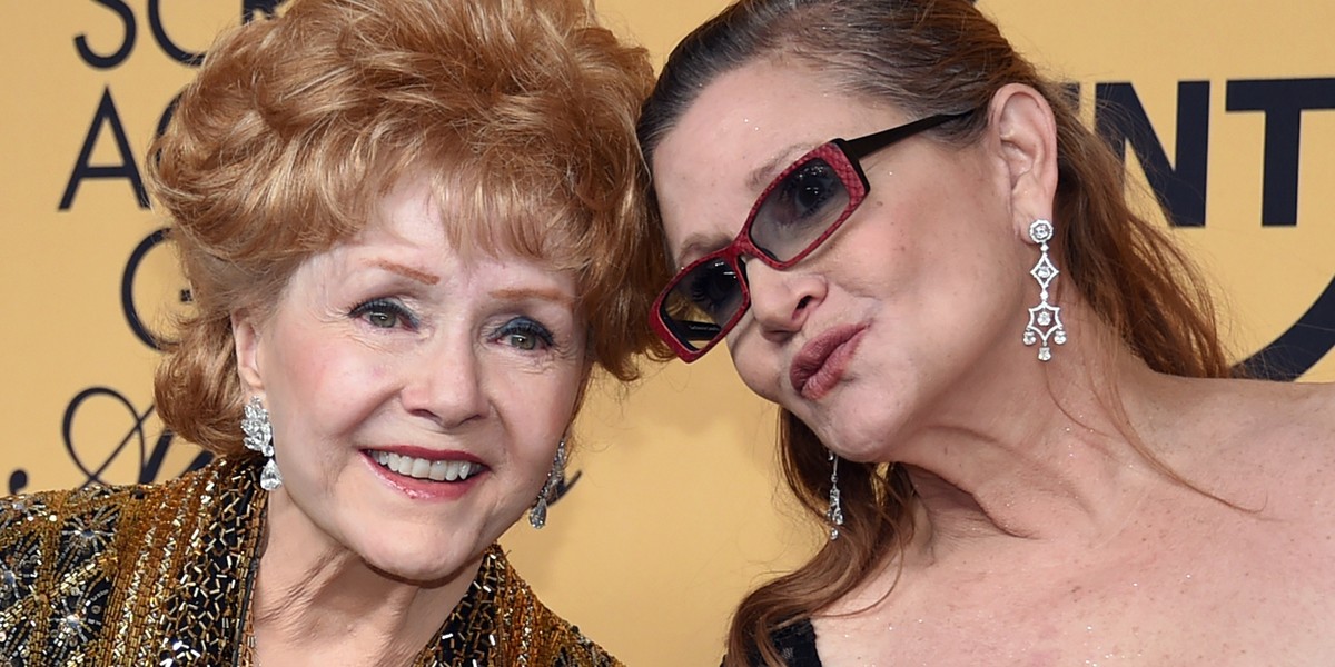 Debbie Reynolds (z lewej) na zdjęciu z córką, Carrie Fisher