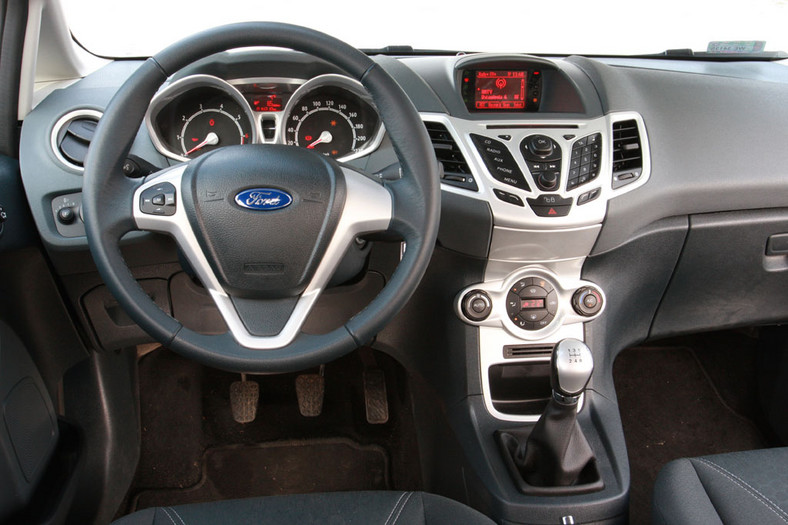 Kinetic design kontra francuskie lwiątko - Czyli Ford Fiesta kontra Peugeot 207