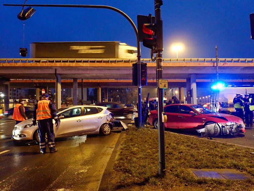 Wypadek na skrzyżowaniu. Ranni dwaj policjanci 