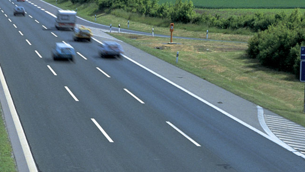 Blisko 7-kilometrowa droga, która w powiecie będzińskim (Śląskie) łączy krajowe arterie nr 86 i 78, zostanie do połowy 2015 r. wyremontowana dzięki unijnym funduszom. To jeden z ostatnich w regionie projektów transportowych, który otrzyma "stare" środki UE.