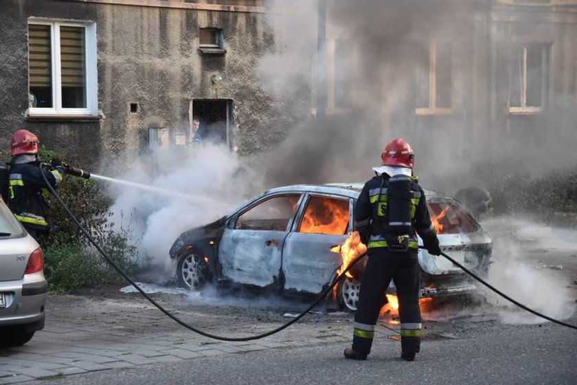 Spłonęło auto. Ojciec wyciągnął z ognia 3-latka